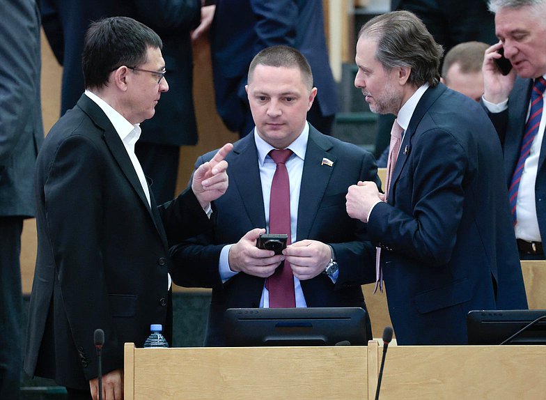 Первый заместитель Председателя Комитета по энергетике Валерий Селезнев, член Комитета по государственному строительству и законодательству Дмитрий Новиков и член Комитета по экологии, природным ресурсам и охране окружающей среды Владимир Сысоев