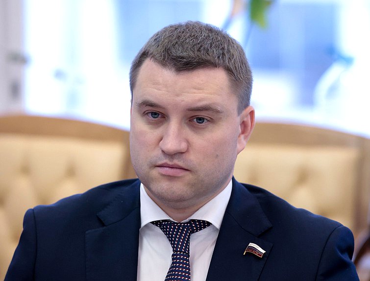 Член Комитета по развитию гражданского общества, вопросам общественных и религиозных объединений Артем Бичаев