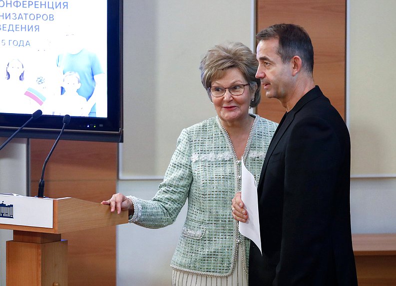 Член Комитета по защите семьи, вопросам отцовства, материнства и детства Татьяна Ларионова и Первый заместитель Председателя Комитета по культуре Дмитрий Певцов