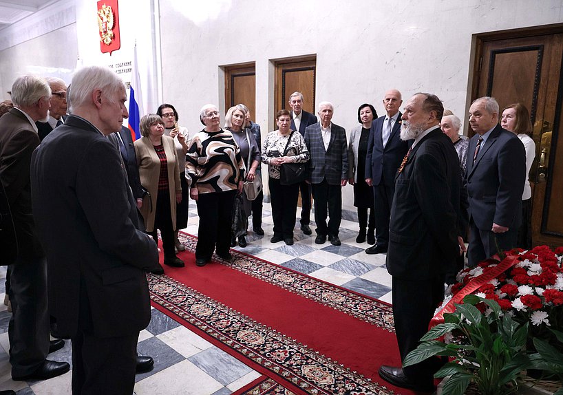 Возложение цветов ветеранами Минэкономразвития к памятной доске работников Госплана СССР