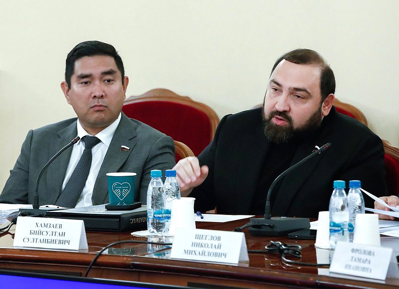 Члены Комитета по охране здоровья Айдын Сарыглар и Бийсултан Хамзаев