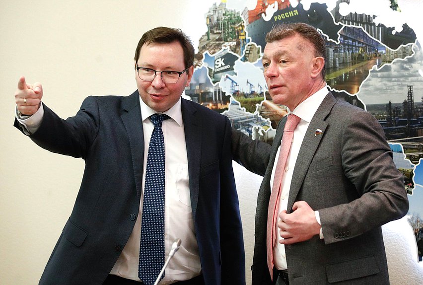 Председатель Комитета по экономической политике Максим Топилин (справа)