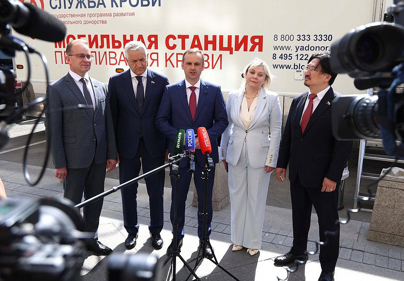 Председатель Комитета по охране здоровья Сергей Леонов, Первые заместители Председателя Комитета Бадма Башанкаев и Леонид Огуль и член Комитета Михаил Кизеев