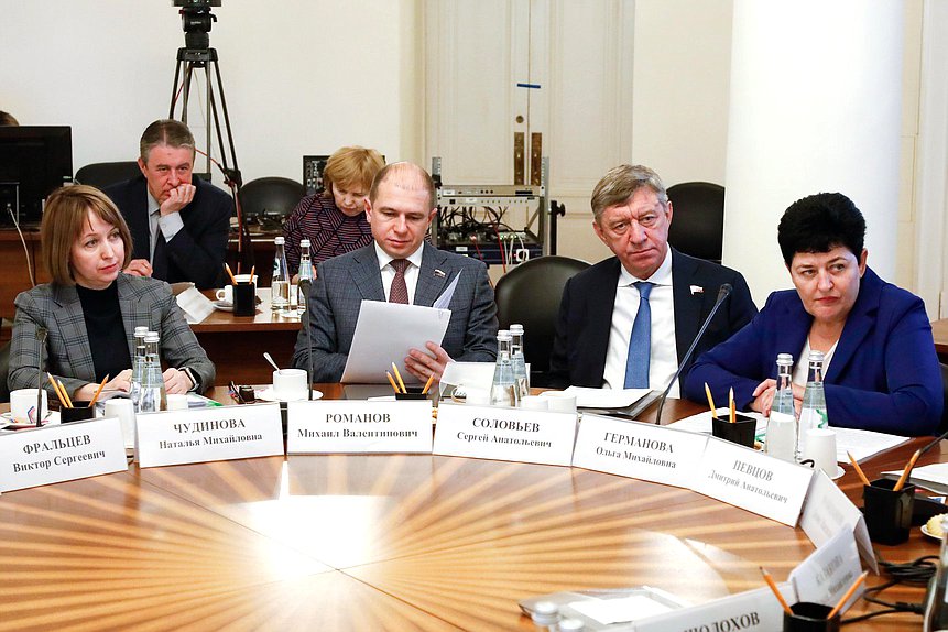 Члены Комитета по культуре Михаил Романов, Сергей Соловьев и Ольга Германова