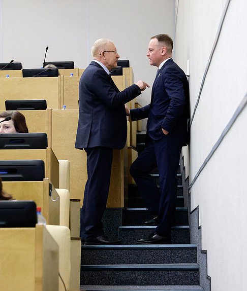 Председатель Комитета по контролю Олег Морозов и член Комитета по строительству и жилищно-коммунальному хозяйству Александр Сидякин