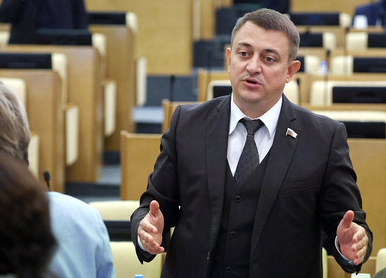 Член Комитета по вопросам собственности, земельным и имущественным отношениям Андрей Гимбатов