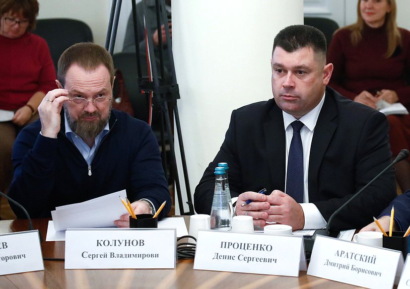 Заместитель Председателя Комитета по строительству и ЖКХ Сергей Колунов (слева)