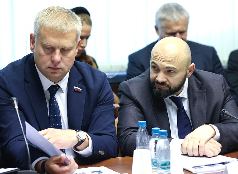 Члены Комитета по безопасности и противодействию коррупции Роман Водянов и Руслан Гаджиев