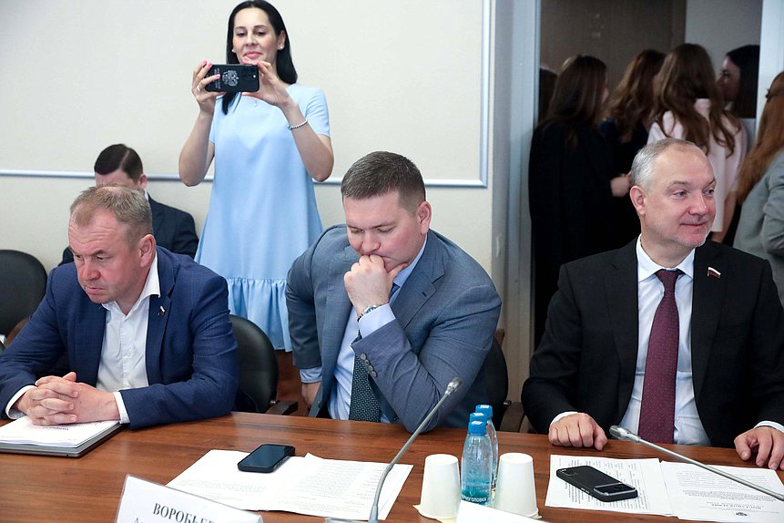 Заместитель Председателя Комитета по экономической политике Станислав Наумов и члены Комитета по промышленности и торговле Андрей Воробьев и Владимир Павлов