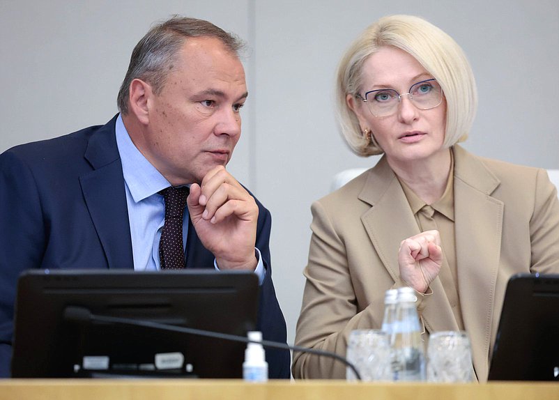 Заместители Председателя Государственной Думы Петр Толстой и Виктория Абрамченко