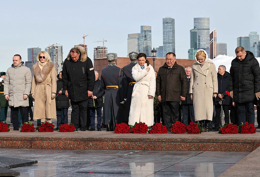 Возложение венка к Вечному огню в парке Победы на Поклонной горе в День защитника Отечества