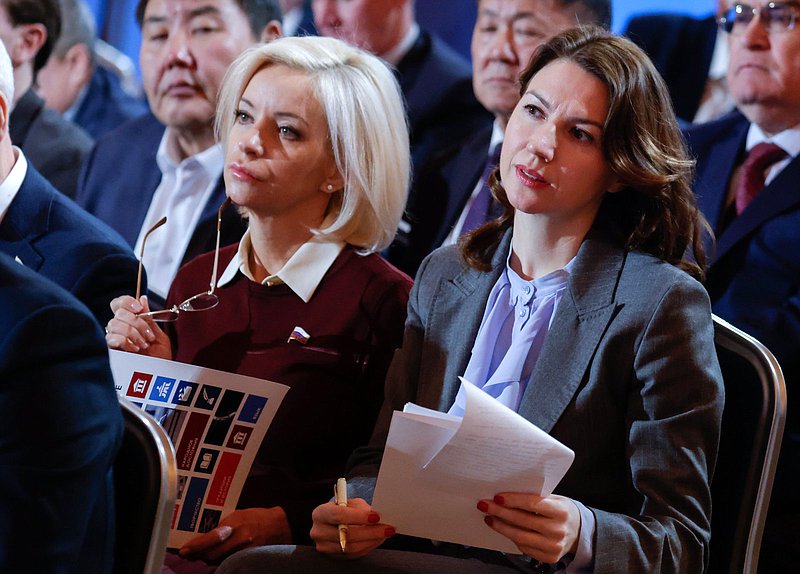 Председатель Комитета по культуре Ольга Казакова и Первый заместитель Председателя Комитета по государственному строительству и законодательству Ирина Панькина