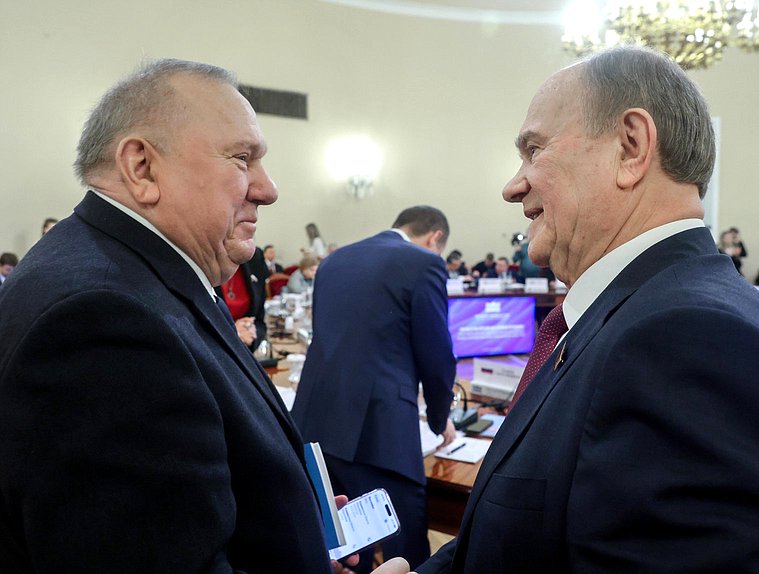 Заместитель Председателя Комитета по развитию гражданского общества, вопросам общественных и религиозных объединений Владимир Шаманов и руководитель фракции КПРФ Геннадий Зюганов