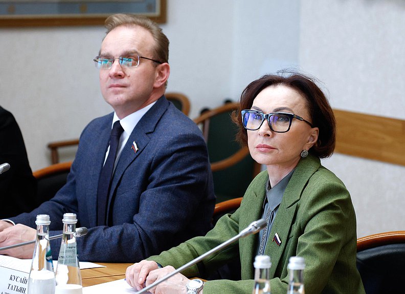 Член Комитета по охране здоровья Михаил Кизеев и член Комитета по обороне Татьяна Кусайко