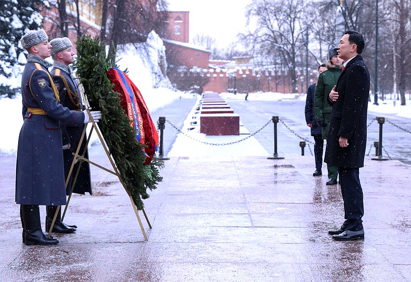 Председатель Великого Государственного Хурала Монголии Ням-Осорын Учрал возложил венок к Могиле Неизвестного солдата
