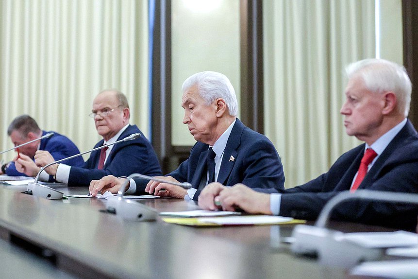 Руководитель фракции КПРФ Геннадий Зюганов, руководитель фракции "Единая Россия" Владимир Васильев и руководитель фракции "Справедливая Россия - За правду" Сергей Миронов. Фото: пресс-служба Президента РФ