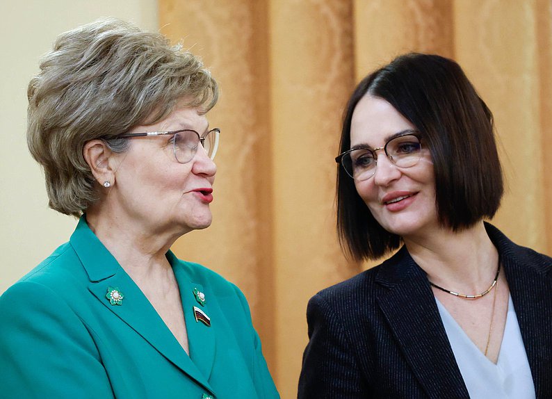 Член Комитета по защите семьи, вопросам отцовства, материнства и детства Татьяна Ларионова и Первый заместитель Председателя Комитета Татьяна Буцкая