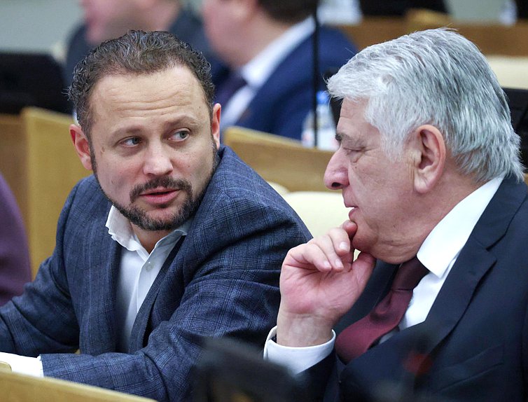 Первый заместитель Председателя Комитета по транспорту и развитию транспортной инфраструктуры Павел Федяев и член Комитета по государственному строительству и законодательству Отари Аршба