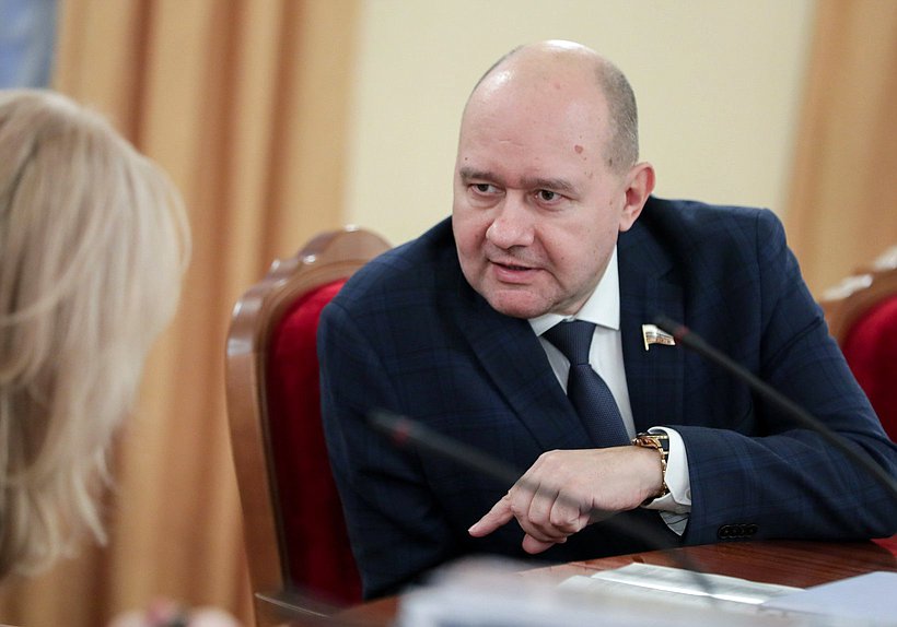 Заместитель Председателя Комитета по развитию гражданского общества, вопросам общественных и религиозных объединений Олег Леонов