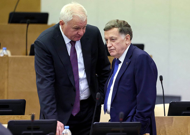 Первый заместитель Председателя Комитета по аграрным вопросам Владимир Плотников и член Комитета по финансовому рынку Вячеслав Макаров