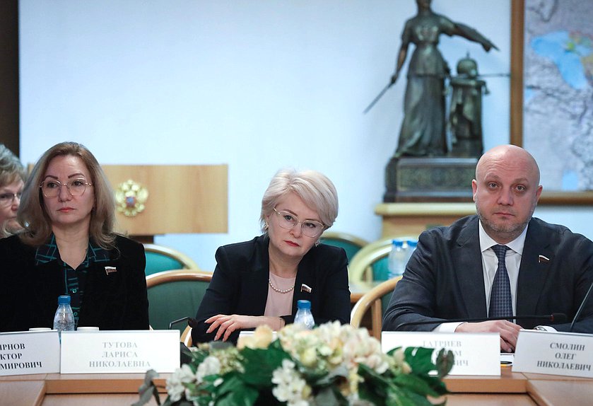 Члены Комитета по просвещению Лариса Тутова и Эльвира Аиткулова и член Комитета по энергетике Муслим Татриев