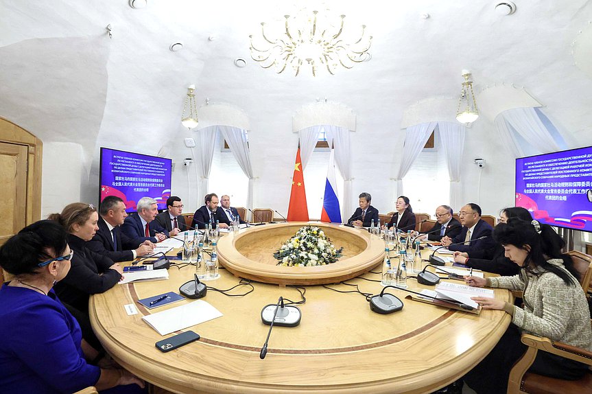 国家杜马规章制度和支持国家杜马活动委员会委员与中华人民共和国全国人民代表大会代表团举行会议，国家杜马第一副主席、俄中友好协会主席伊万·梅利尼科夫出席会议