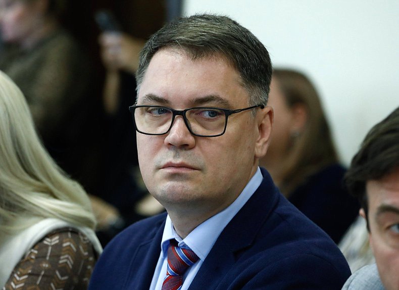 Заместитель Председателя Комитета по вопросам собственности, земельным и имущественным отношениям Алексей Корниенко