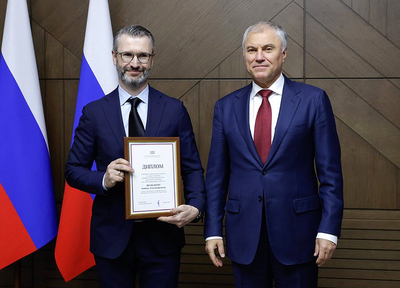 Председатель Государственной Думы Вячеслав Володин и первый заместитель директора Дирекции информационных программ АО «Первый канал» Антон Вольский