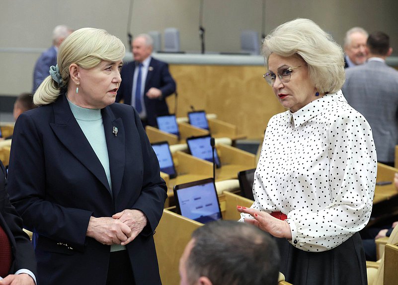 Член Комитета по охране здоровья Тамара Фролова и Председатель Комитета по защите семьи, вопросам отцовства, материнства и детства Нина Останина