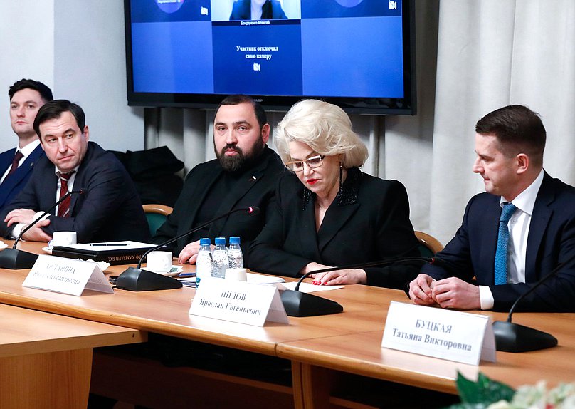 Член Комитета по охране здоровья Бийсултан Хамзаев, Председатель Комитета по защите семьи, вопросам отцовства, материнства и детства Нина Останина и Председатель Комитета по труду, социальной политике и делам ветеранов Ярослав Нилов