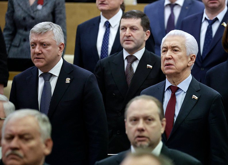 Заместитель Председателя Комитета по государственному строительству и законодательству Дмитрий Вяткин и руководитель фракции "Единая Россия" Владимир Васильев