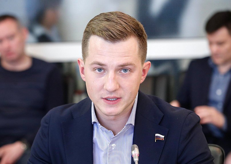 Председатель Комитета по молодежной политике Артем Метелев