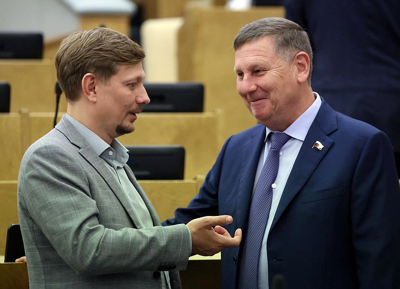 Заместитель Председателя Комитета по энергетике Владимир Плякин и член Комитета по промышленности и торговле Андрей Трифонов