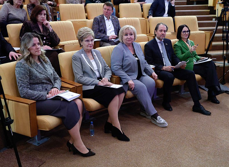 Парламентские слушания на тему «О реализации государственной политики в отношении многодетных семей. Мониторинг исполнения Указа Президента РФ „О мерах социальной поддержки многодетных семей“ в субъектах РФ»