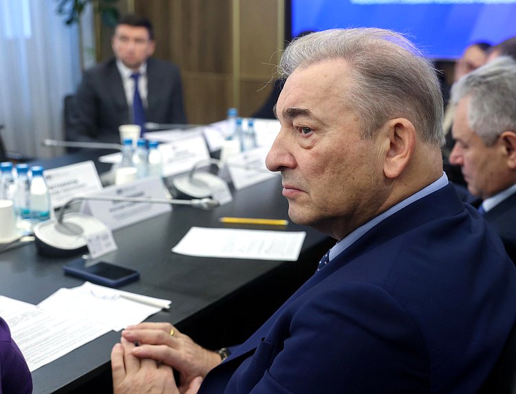 Член Комитета по физической культуре и спорту Владислав Третьяк