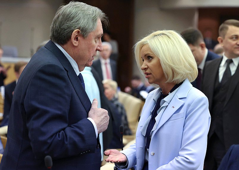 Председатель Комитета по энергетике Николай Шульгинов и Председатель Комитета по культуре Ольга Казакова