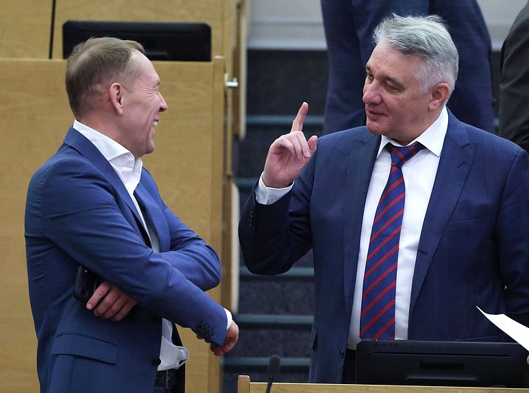 Первый заместитель Председателя Комитета по безопасности и противодействию коррупции Андрей Луговой и заместитель Председателя Комитета по финансовому рынку Аркадий Свистунов