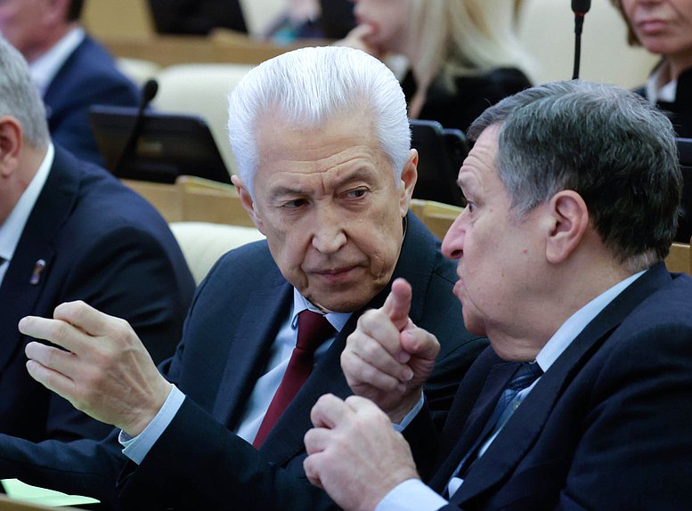 Руководитель фракции "Единая Россия" Владимир Васильев и Председатель Комитета по бюджету и налогам Андрей Макаров