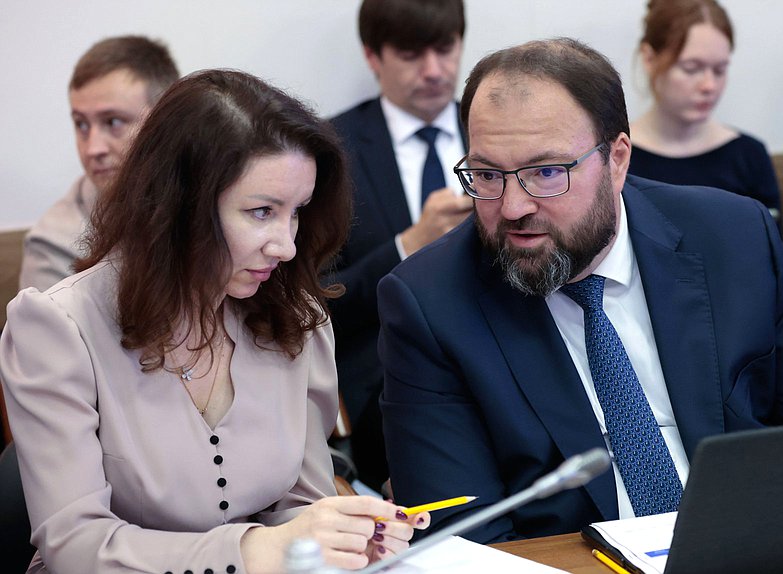 Первый заместитель Министра финансов РФ Ирина Окладникова и Министр цифрового развития, связи и массовых коммуникаций РФ Максут Шадаев