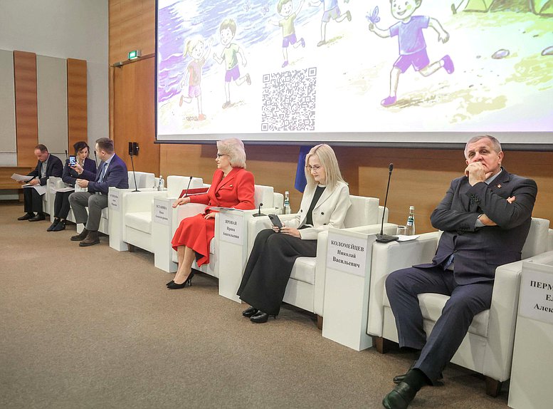 Председатель Комитета по защите семьи, вопросам отцовства, материнства и детства Нина Останина, заместитель Председателя Государственной Думы Ирина Яровая и Первый заместитель Председателя Комитета по труду, социальной политике и делам ветеранов Николай Коломейцев