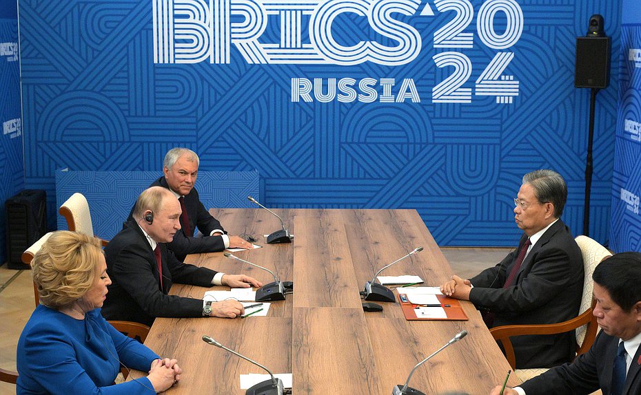 El presidente de la Federación de Rusia, Vladimir Putin, la Jefa del Consejo de la Federación, Valentina Matvienko, el Jefe de la Duma Estatal, Vyacheslav Volodin, y el Presidente del Comité Permanente de la Asamblea Popular Nacional de China, Zhao Leji. Foto: Servicio de Prensa del Presidente de la Federación Rusa