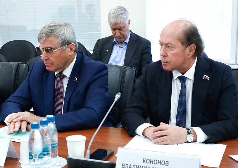 Первый заместитель Председателя Комитета по науке и высшему образованию Олег Смолин и заместитель Председателя Комитета Владимир Кононов