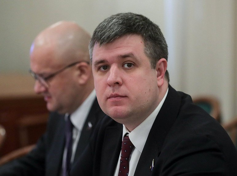 Заместитель Председателя Комитета по молодежной политике Александр Толмачев