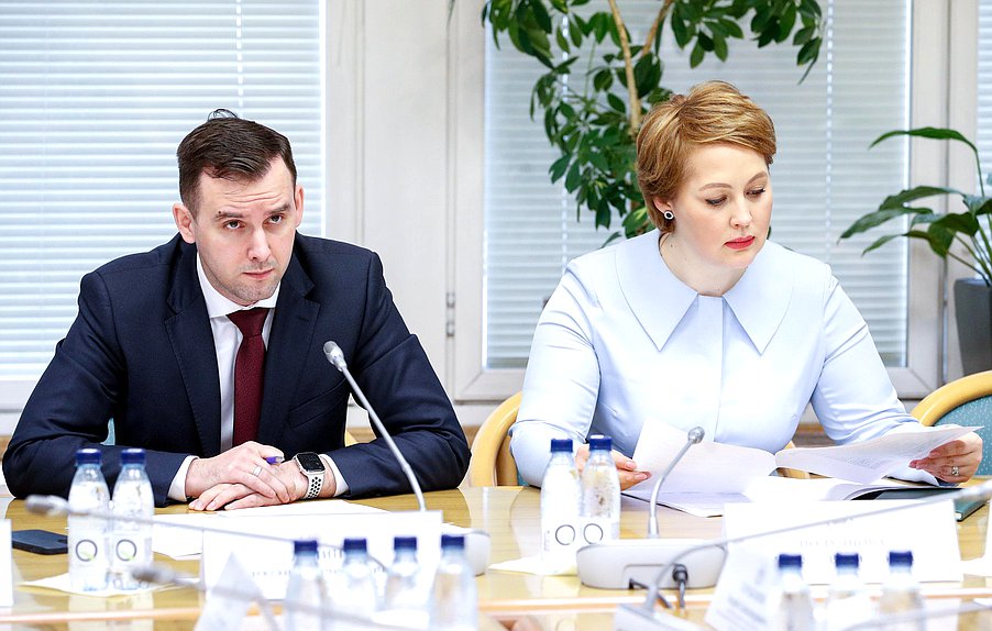 Председатель Комитета по малому и среднему предпринимательству Александр Демин и член Комитета по малому и среднему предпринимательству Наталия Полуянова