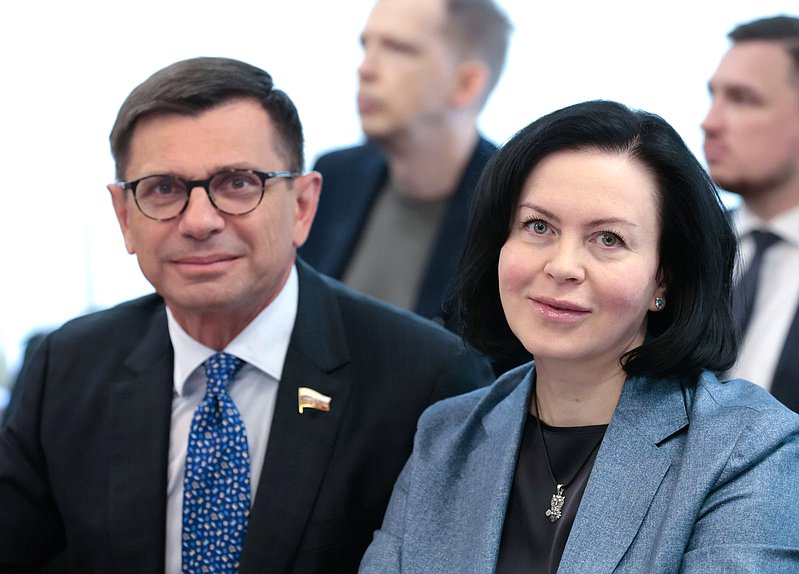 Члены Комитета по промышленности и торговле Игорь Антропенко и Мария Василькова