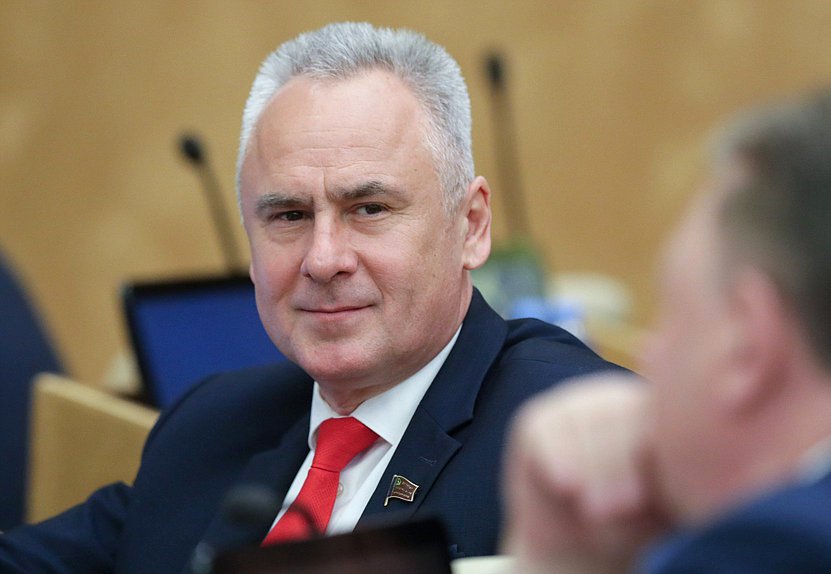 Член Комитета по бюджету и налогам Евгений Бессонов