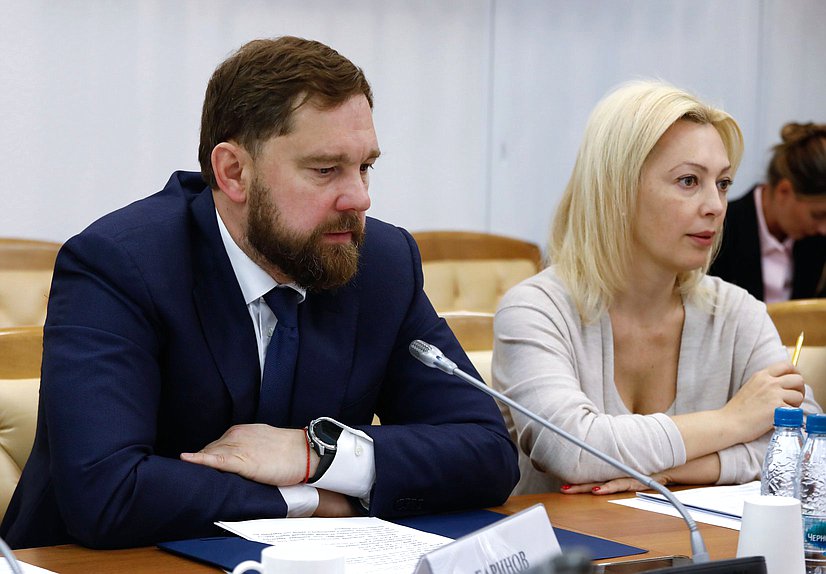 Руководитель Федерального Агентства по делам национальностей Игорь Баринов и член Комитета по развитию гражданского общества, вопросам общественных и религиозных объединений Ольга Тимофеева