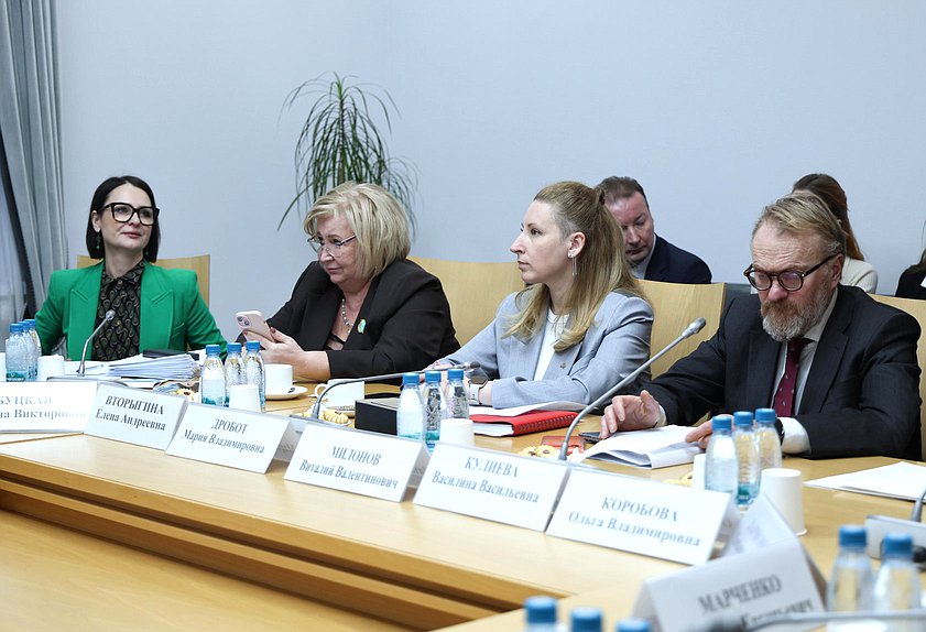 Первый заместитель Председателя Комитета по вопросам семьи, женщин и детей Татьяна Буцкая и заместители Председателя Комитета Елена Вторыгина, Мария Дробот и Виталий Милонов
