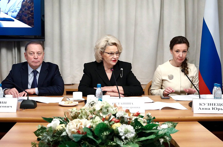 Член Комитета по защите конкуренции Айдар Метшин, Председатель Комитета по защите семьи, вопросам отцовства, материнства и детства Нина Останина и заместитель Председателя Государственной Думы Анна Кузнецова