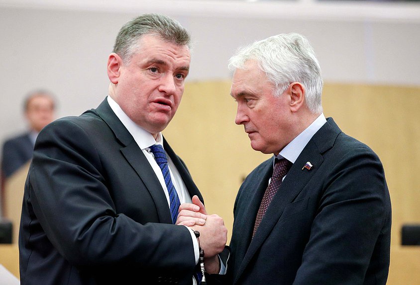 Руководитель фракции ЛДПР Леонид Слуцкий и Председатель Комитета по обороне Андрей Картаполов